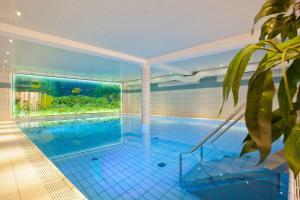 哈伦贝格海斯伯纳杜鹃酒店的一座带水族馆的室内游泳池