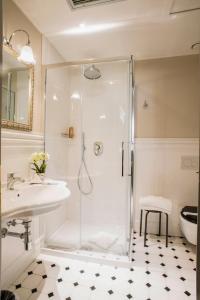 埃尔萨谷口村帕拉佐帕齐尼酒店的带淋浴和盥洗盆的浴室