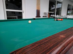 蒂加基蓝巢酒店的一张台球桌,上面有球