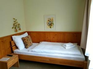 陶普利茨淘伯利兹霍夫酒店的木架客房内的小床