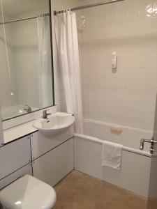 圣玛格丽特克利夫圣玛格丽特酒店的白色的浴室设有水槽和卫生间。