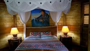 黑角恩索利特阿拉汉阿拉＆＃47;马卡班尼小木屋的一间卧室配有一张壁画床