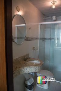 萨尔瓦多Hotel Porto Da Barra的一间带水槽和镜子的浴室