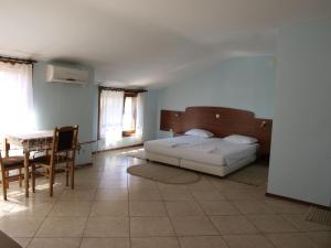 索佐波尔和玛酒店的卧室配有一张床和一张桌子及椅子