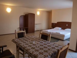 索佐波尔和玛酒店的一间卧室配有两张床和一张桌子及椅子