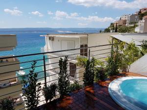 麦米科米斯特拉尔公寓的一个带游泳池和海洋的阳台