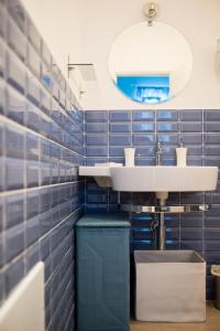拉古萨码头B&B Gioia Resort的浴室设有蓝色瓷砖墙壁和水槽