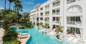 基督教堂市Sandals Barbados All Inclusive - Couples Only的享有酒店空中美景,设有游泳池