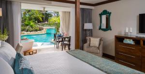 基督教堂市Sandals Barbados All Inclusive - Couples Only的酒店客房 - 带一间卧室,享有泳池美景