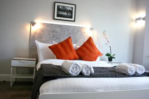 克罗伊登韦斯特西迪卡罗科公寓式酒店的一间卧室配有带毛巾的床