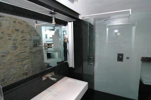 VallebonaA Ca Du Barba Ge的一间带水槽和玻璃淋浴的浴室
