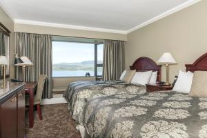 鲁珀特王子港克里斯特酒店的酒店客房设有两张床和窗户。