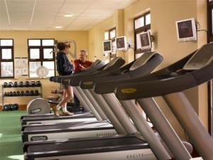 道宁斯唐宁海湾酒店的一群人站在健身房里,那里有心肺功能训练器
