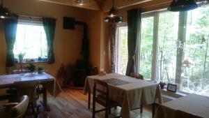 富良野日后去富良野乡村民宿的用餐室设有2张桌子和大窗户