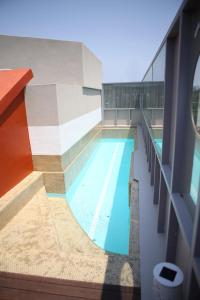 大邱翁多汽车旅馆的建筑物一侧的游泳池