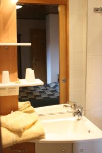 当巴克拉维尔胡尔曼尚布勒酒店的一间带水槽和镜子的浴室