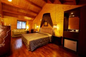 埔里牛耳艺术渡假村的木制客房内的一间卧室,配有一张床