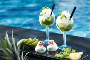 塔尔图V温泉会议酒店的游泳池旁的两杯冰淇淋和玩具鸭