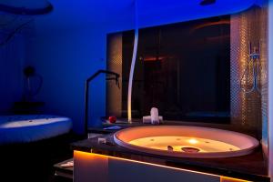 罗马SuiteSistina for Brave Lovers的蓝色客房内带浴缸的浴室