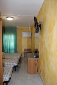 圣塔布罗焦迪瓦尔波利切拉奥博哥拿破仑酒店的客房设有两张床和一台墙上的电视