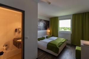 菲沙门德多夫维也纳机场生活酒店的一间酒店客房 - 带一张床和一间浴室