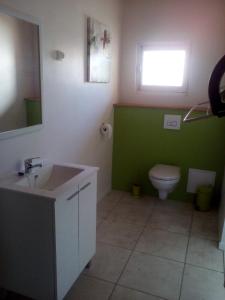 SoreLa Forge的浴室配有白色水槽和卫生间。
