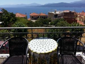 蒙纳斯提拉奇Kristallia Rooms的阳台配有桌椅,享有水景