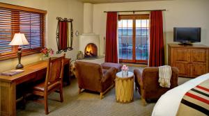 圣达菲埃尔多拉多Spa酒店的酒店客房配有书桌、椅子和一张床