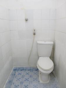 雅加达图古阿斯里酒店的一间带卫生间和淋浴的浴室