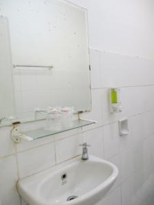 雅加达图古阿斯里酒店的白色的浴室设有水槽和镜子