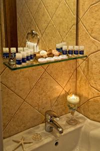 欧拉努波利斯日落酒店的浴室水槽,上面的架子上放着蜡烛