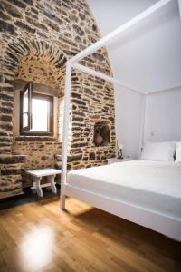 梅斯塔利达玛丽旅馆的一间砖墙内白色床的卧室