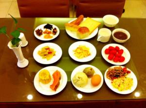 南京格林豪泰南京雨花台风景区中华门地铁站快捷酒店的一张桌子,上面放着早餐盘