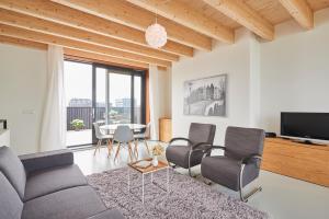 阿姆斯特丹阿姆斯特丹湖景公寓的客厅配有沙发、椅子和桌子