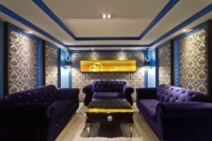 新庄香奈尔精品Motel的客厅配有紫色沙发和钢琴