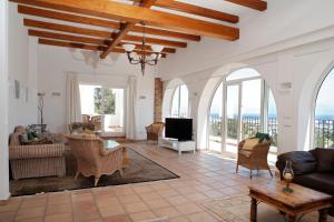 圣乔治Can Carlos Ibiza的客厅配有沙发、椅子和电视