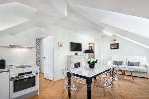 凡尔赛乐斯迪莫赛丽瓦赛奥皮迪度公寓的厨房以及带桌椅的起居室。