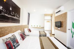 努沙再也自然酒店 的一间酒店客房,设有两张床和电视