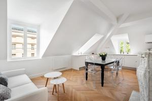 凡尔赛乐斯迪莫赛丽瓦赛奥皮迪度公寓的白色的客厅配有桌椅