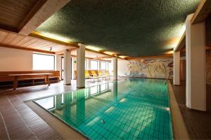 塞纳莱斯Residence Am Wegkreuz的大型客房的大型游泳池