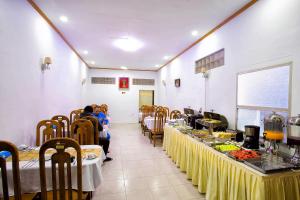Thiha Bala Hotel餐厅或其他用餐的地方