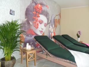 圣安德烈亚Hotel da Giacomino的壁画前有四个绿色长椅的房间