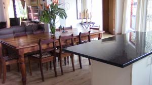 斯托姆勒菲Forest Nest的厨房配有木桌、椅子和柜台