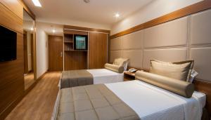 里约热内卢美洲格拉纳达酒店的一间酒店客房,设有两张床和电视