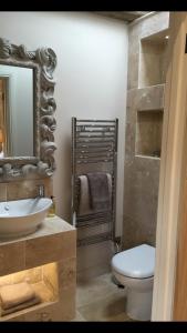 Little MassinghamHill Farm Bed and Breakfast的一间带水槽、卫生间和镜子的浴室