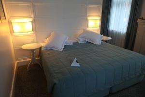 卡尔斯喀尔酒店的一间卧室配有蓝色的床和两个枕头