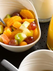 瓦讷瓦纳钟楼酒店的一大碗水果,配葡萄和橙子