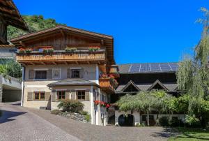韦尔图尔诺莫亚里霍夫酒店的屋顶上设有太阳能电池板的房子