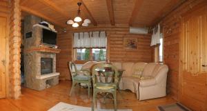 斯科列Cottage Smerekovyi的客厅配有沙发、椅子和壁炉