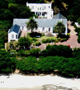 戈登湾Manor on the Bay的海滩上享有房子的空中景致